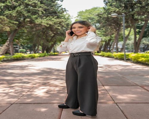 Mujer caminando tranquila por un parque urbano